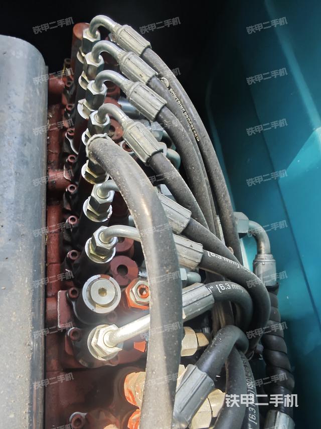 回转马达和主控阀（整机外观）