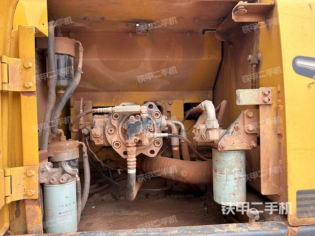 液压泵舱室正面整体（整机外观）