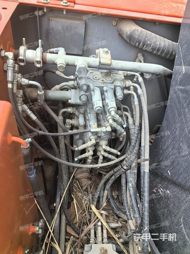 回转马达和主控阀（整机外观）