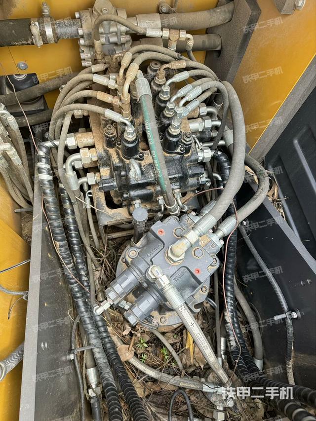 回转马达和主控阀（整机外观）