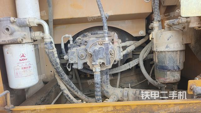 液压泵舱室正面整体（整机外观）