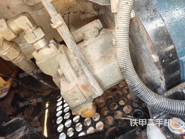 液压泵舱室正面整体（整机外观）
