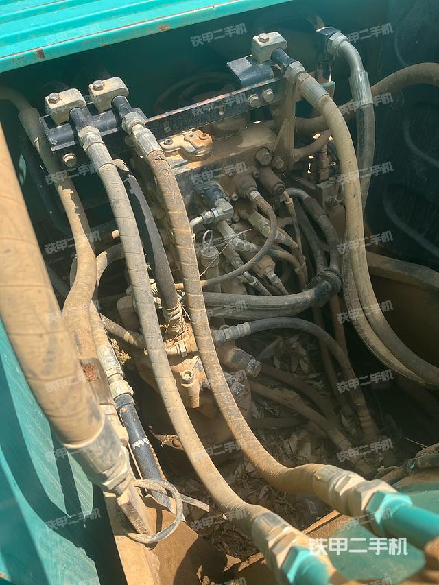 回转马达和主控阀（整机外观）