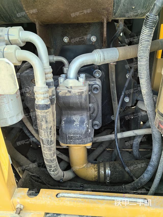 液压泵舱室正面整体（整机外观）