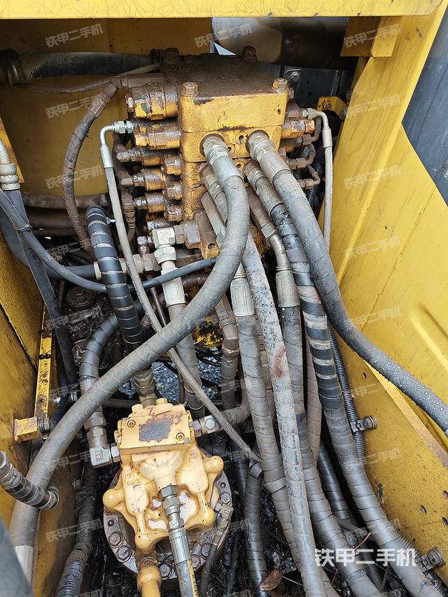 回转马达和主控阀（整机外观）