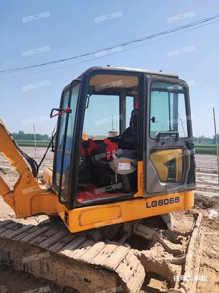 上海龙工LG6065挖掘机实拍图片