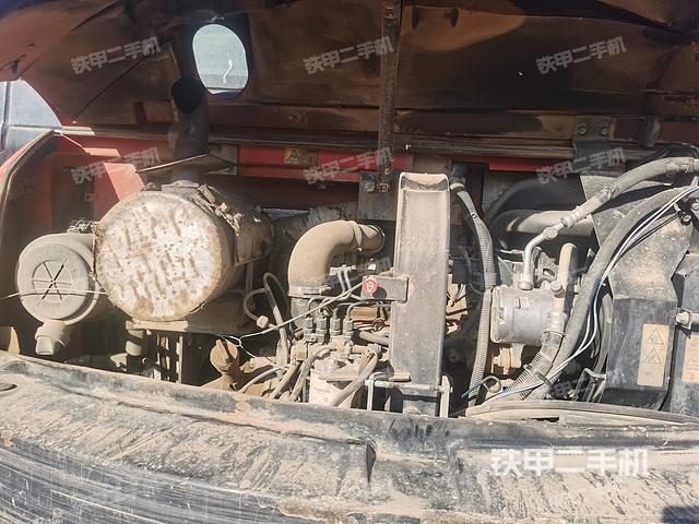 液压泵舱室正面整体（整机外观）