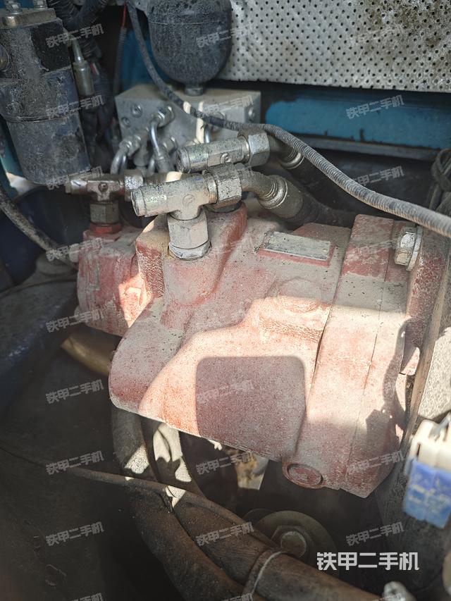 液压泵舱室正面整体（整机外观）