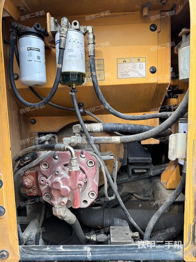 液压泵舱室正面整体（整机外观）