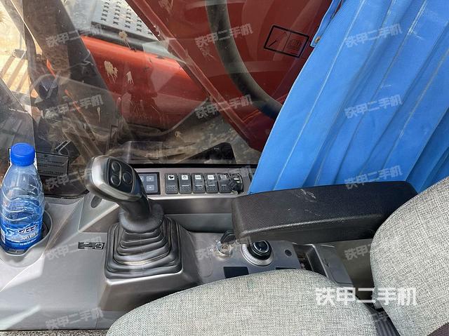 座椅右側(cè)控制臺(tái)/鑰匙門/油門/含右手柄(駕駛室部分) 座椅右側(cè)控制臺(tái)/鑰匙門/油門/含右手柄(駕駛室部分)