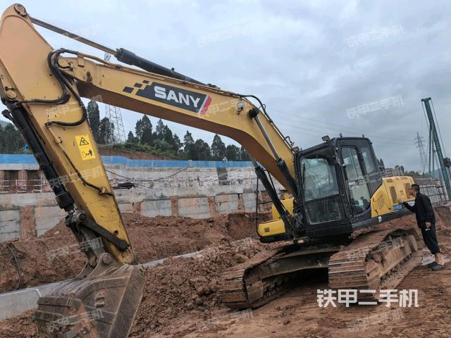 三一重工SY215C挖掘機(jī)