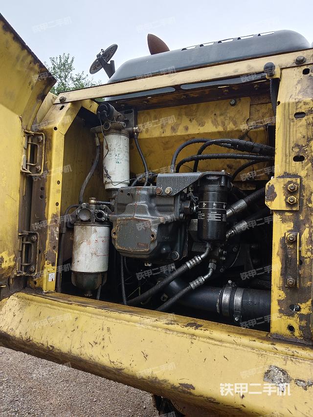 液压泵舱室正面整体（整机外观）