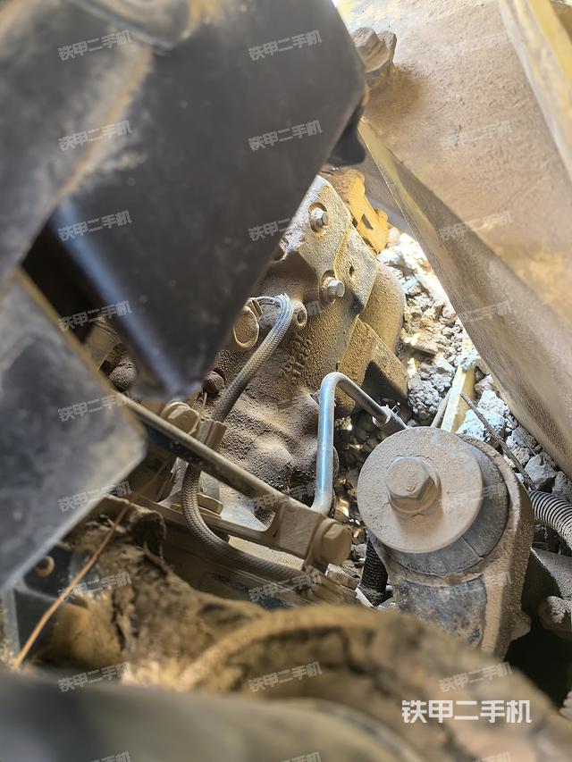 液压泵舱室正面整体（整机外观）