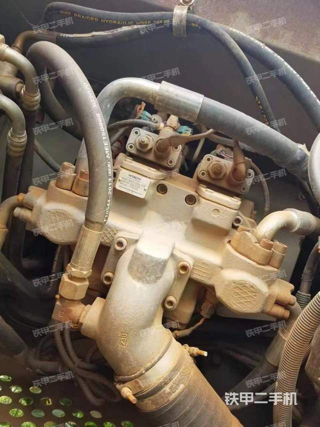 液压泵舱室正面整体（整机外观）