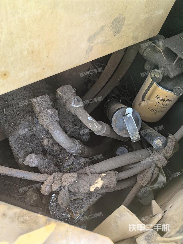 液压泵舱室正面整体（整机外观）