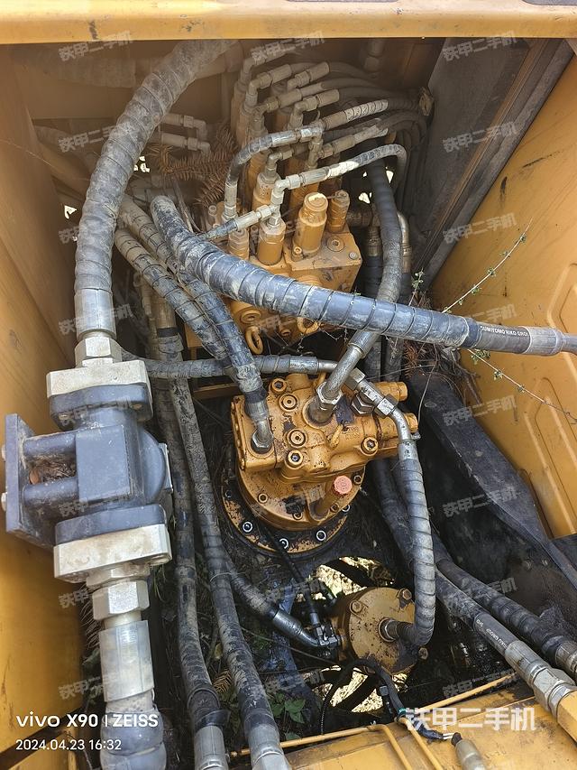 回转马达和主控阀（整机外观）