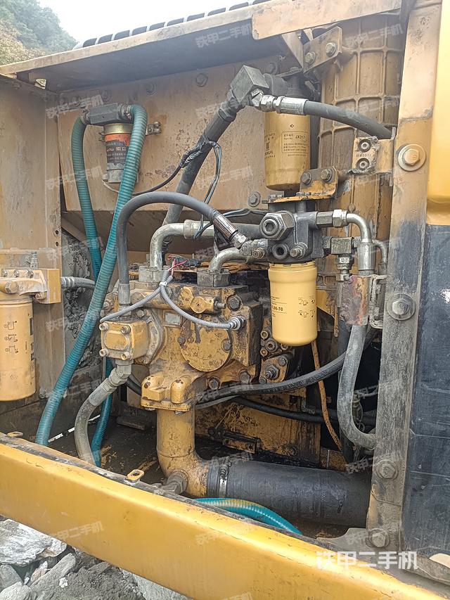 液压泵舱室正面整体（整机外观）