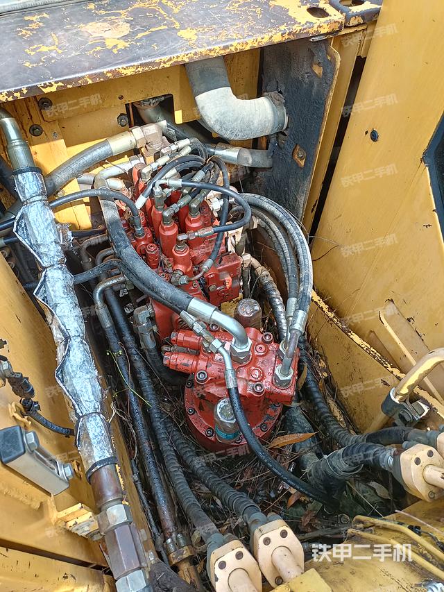 回转马达和主控阀（整机外观）