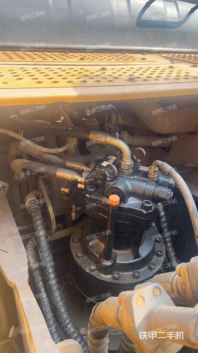 回转马达和主控阀（整机外观）