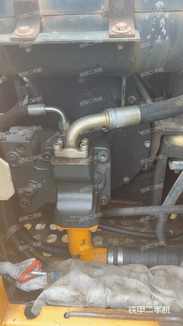 液压泵舱室正面整体（整机外观）