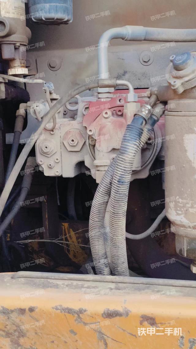 液压泵舱室正面整体（整机外观）