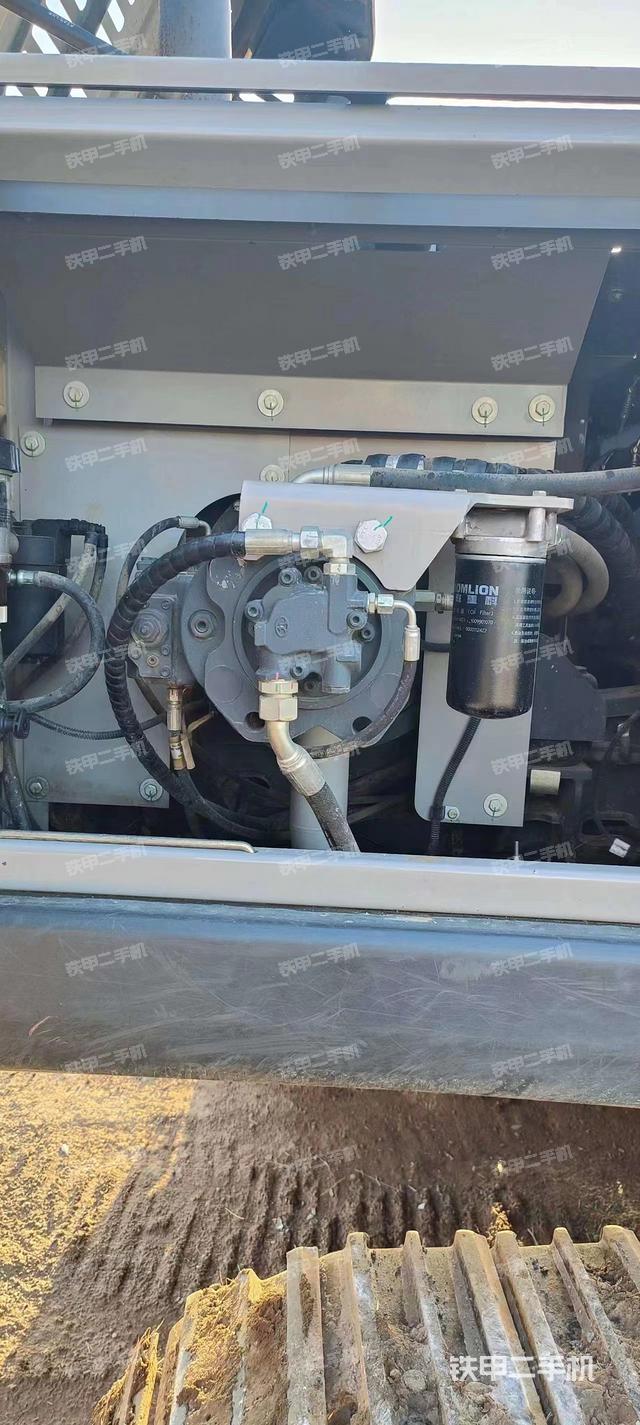 液压泵舱室正面整体（整机外观）