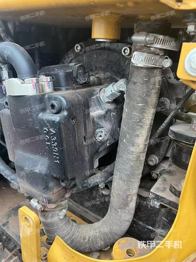 液压泵舱室正面整体（整机外观）