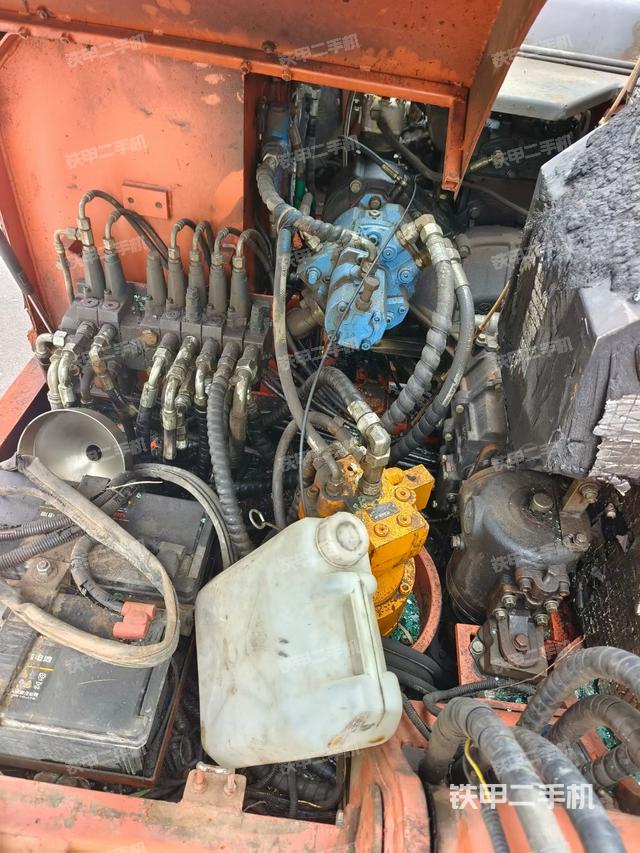 回转马达和主控阀（整机外观）