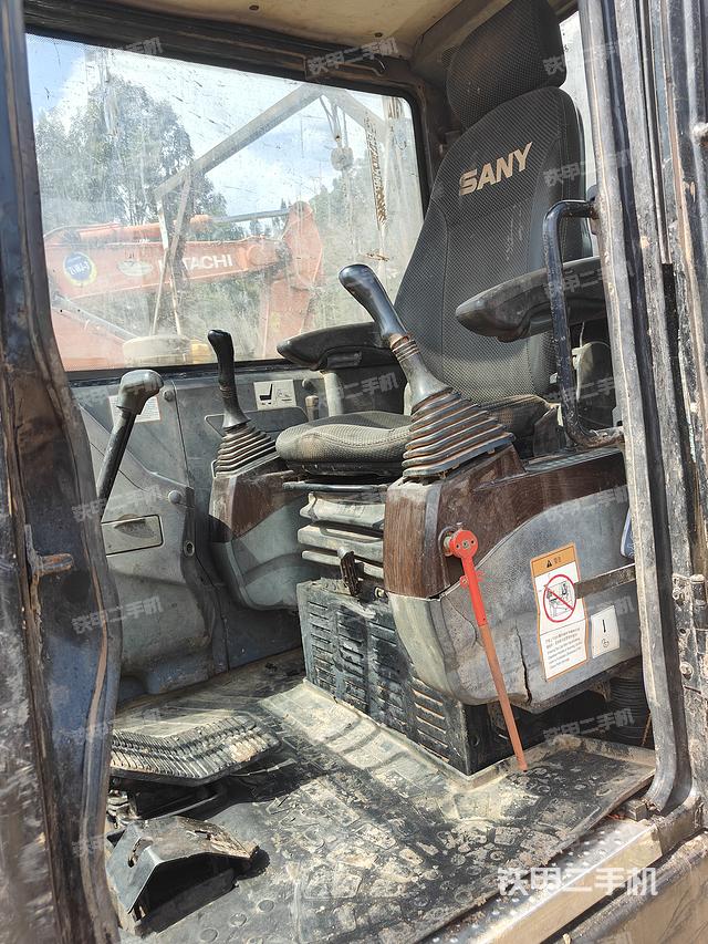 驾驶室顶部（整机外观）