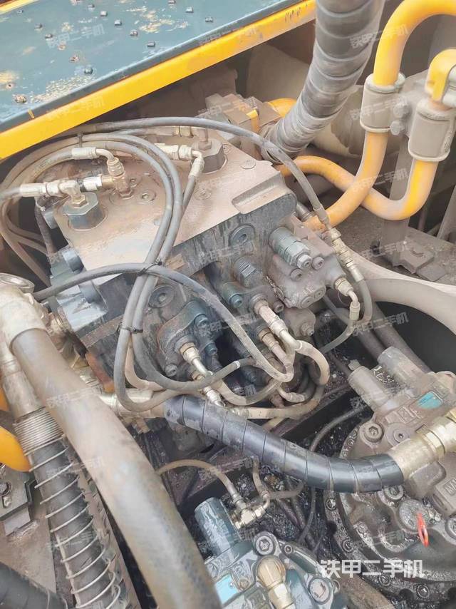 回转马达和主控阀（整机外观）