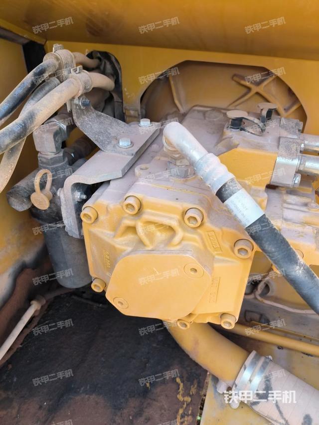 液压泵舱室正面整体（整机外观）