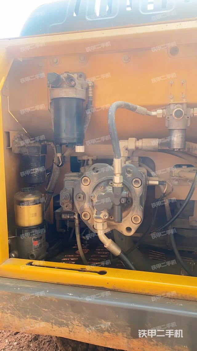 液压泵舱室正面整体（整机外观）