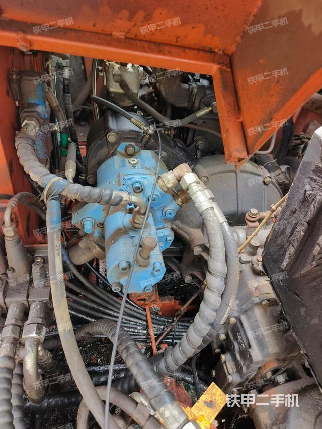 液压泵舱室正面整体（整机外观）