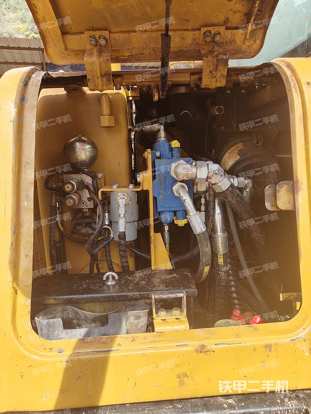 回转马达和主控阀（整机外观）