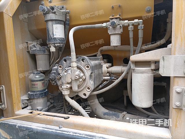 液压泵舱室正面整体（整机外观）