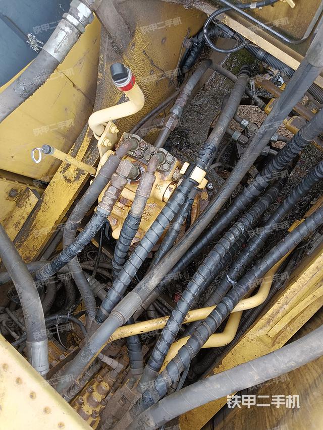 回转马达和主控阀（整机外观）