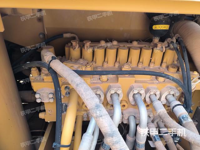 回转马达和主控阀（整机外观）