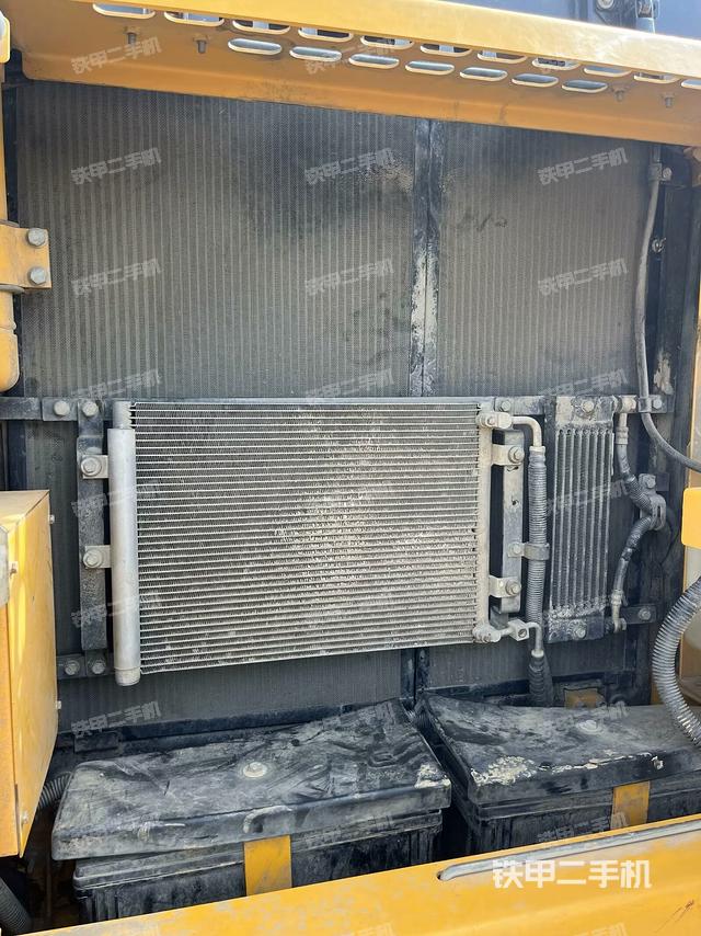 散熱器正面(大件艙室) 散熱器正面(大件艙室)
