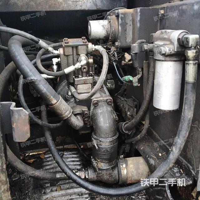 液压泵舱室正面整体（整机外观）