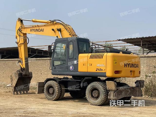 现代R210W-7挖掘机