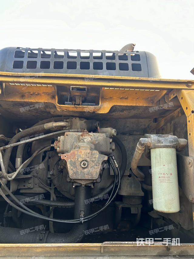 液压泵舱室正面整体（整机外观）