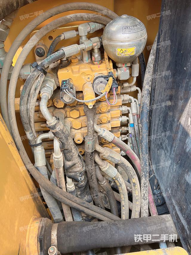 回转马达和主控阀（整机外观）