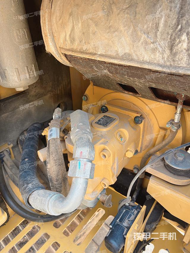 液压泵舱室正面整体（整机外观）