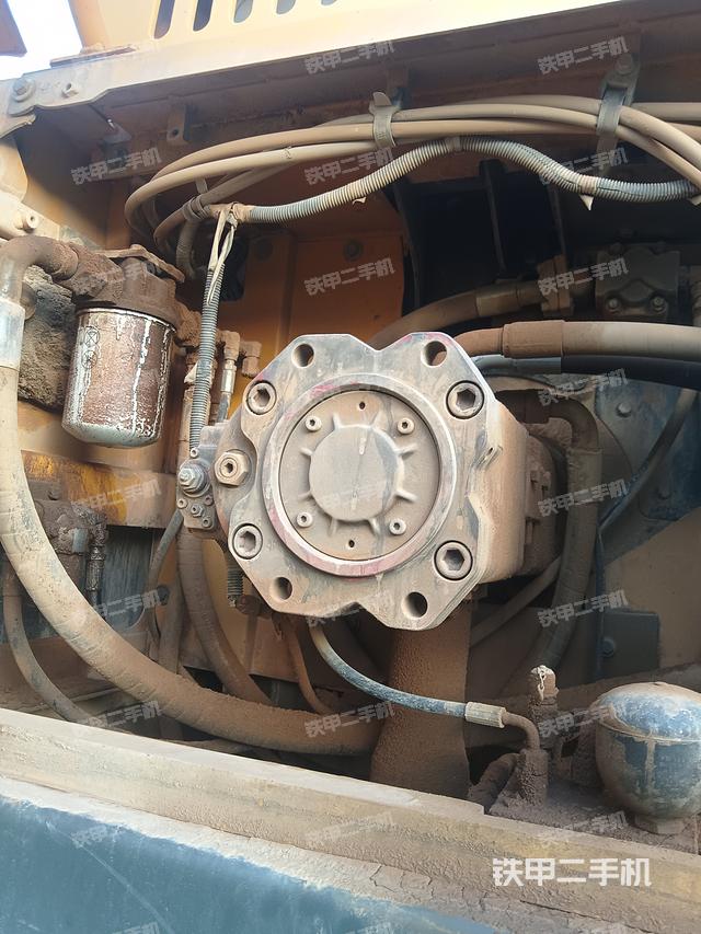 液压泵舱室正面整体（整机外观）