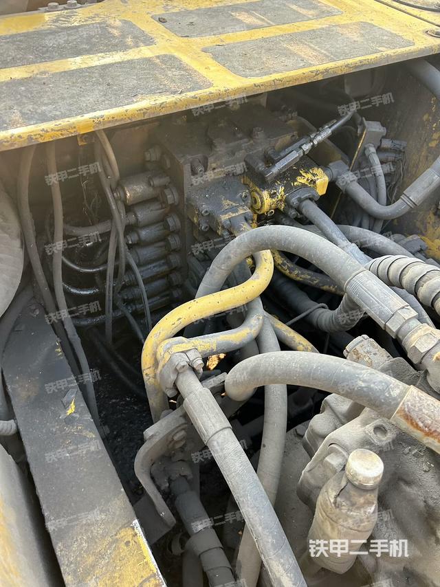 回转马达和主控阀（整机外观）