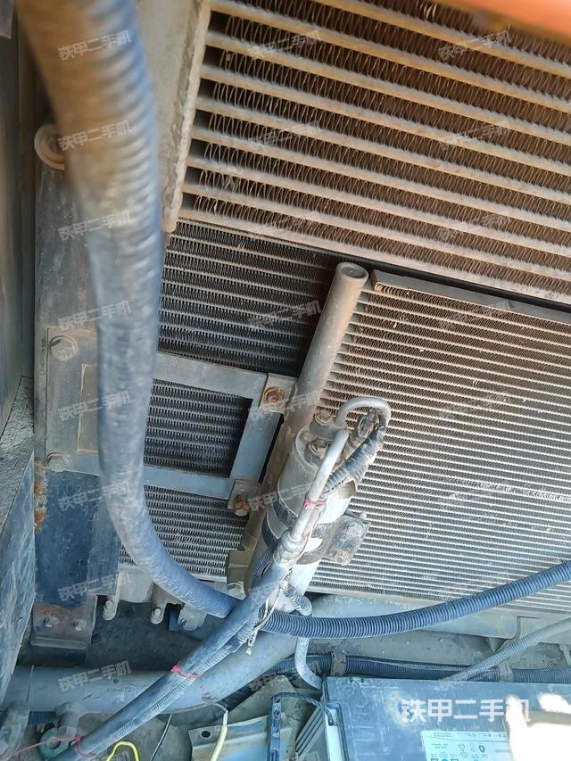 散熱器正面(大件艙室) 散熱器正面(大件艙室)