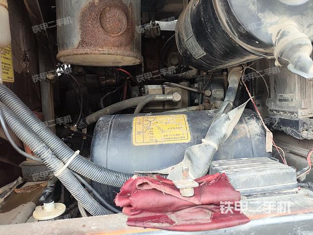 液压泵舱室正面整体（整机外观）