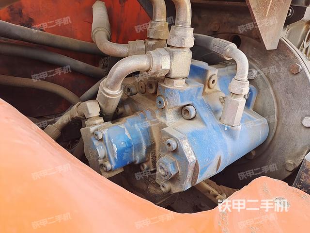 液压泵舱室正面整体（整机外观）