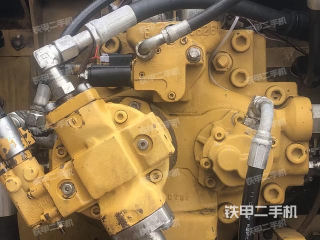 液压泵舱室正面整体（整机外观）