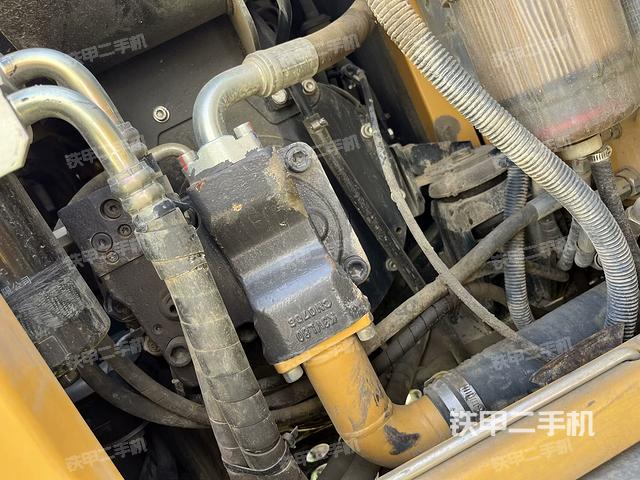 液压泵舱室正面整体（整机外观）